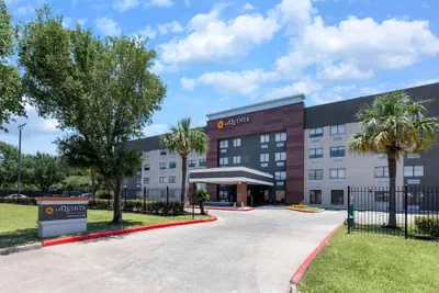 Photo 2 - La Quinta Inn & Suites by Wyndham Houston NW Brookhollow