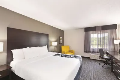 Photo 5 - La Quinta Inn & Suites by Wyndham Milwaukee Delafield