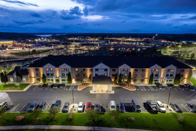 Photo 2 - La Quinta Inn & Suites by Wyndham Milwaukee Delafield