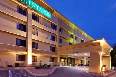 Photo 2 - La Quinta Inn & Suites by Wyndham Plattsburgh