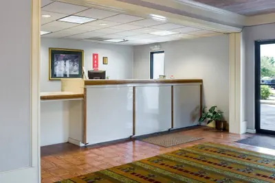 Photo 4 - Econo Lodge Canton I-55
