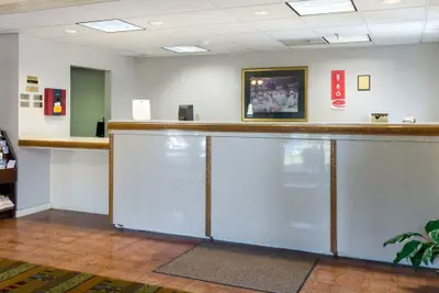 Photo 3 - Econo Lodge Canton I-55