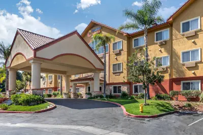 Photo 2 - Comfort Suites Near Six Flags Magic Mountain