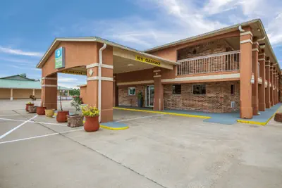 Photo 2 - SureStay Hotel by Best Western Rockdale