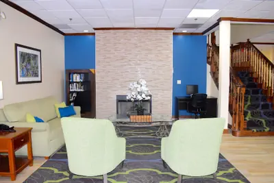 Photo 3 - Days Inn & Suites by Wyndham Tucker/Northlake