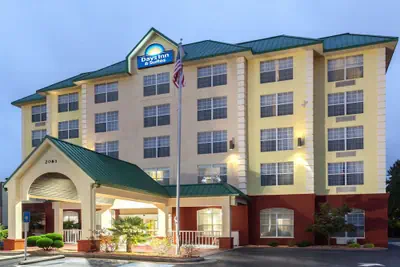 Photo 2 - Days Inn & Suites by Wyndham Tucker/Northlake