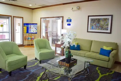 Photo 4 - Days Inn & Suites by Wyndham Tucker/Northlake