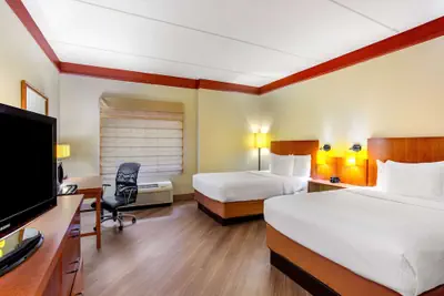 Photo 2 - La Quinta Inn & Suites by Wyndham Raleigh Crabtree