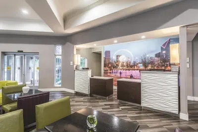 Photo 4 - La Quinta Inn & Suites by Wyndham Atlanta Alpharetta