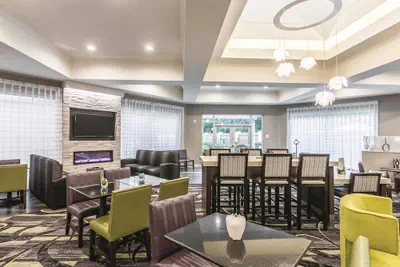 Photo 3 - La Quinta Inn & Suites by Wyndham Atlanta Alpharetta