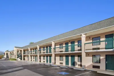 Photo 2 - Days Inn By Wyndham Lexington/Columbia