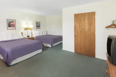 Photo 4 - Redwood Inn