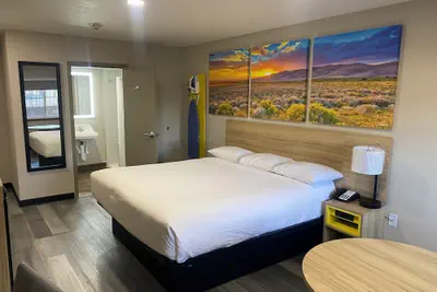 Photo 4 - Days Inn by Wyndham El Paso West