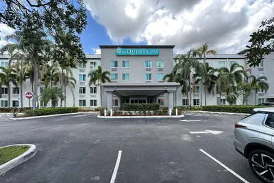 Photo 2 - La Quinta Inn & Suites by Wyndham Sawgrass