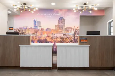 Photo 2 - La Quinta Inn & Suites by Wyndham Raleigh Cary