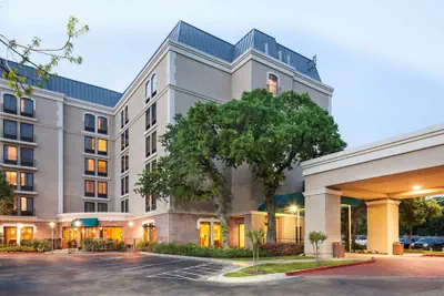 Photo 2 - DoubleTree by Hilton Austin - University Area