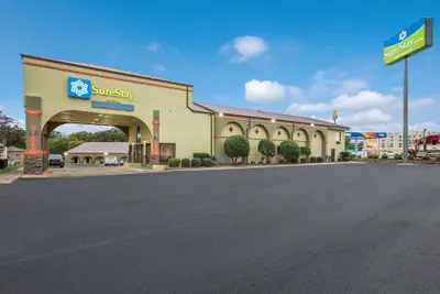 Photo 2 - SureStay Hotel by Best Western Mt Pleasant