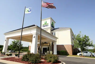 Photo 2 - Holiday Inn Express & Suites Delafield by IHG