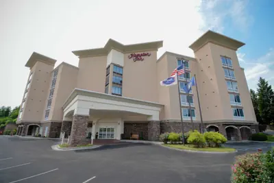 Photo 2 - Hampton Inn Salem East - Electric Road