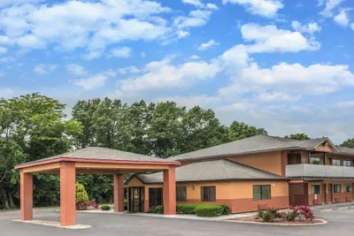 Photo 2 - Days Inn by Wyndham Kingdom City