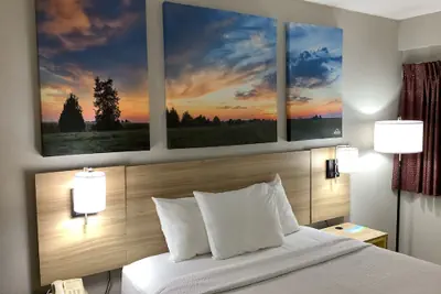 Photo 4 - Days Inn by Wyndham Kingdom City