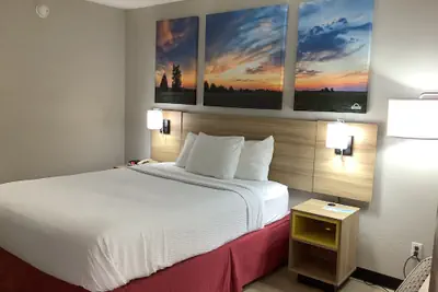 Photo 5 - Days Inn by Wyndham Kingdom City