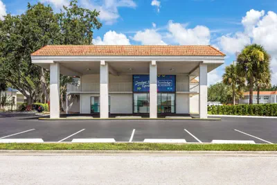Photo 2 - Travelodge by Wyndham Orlando Lake Buena Vista South