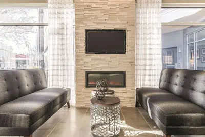Photo 3 - La Quinta Inn & Suites by Wyndham Alexandria Airport