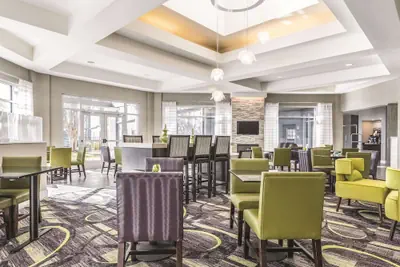 Photo 4 - La Quinta Inn & Suites by Wyndham Alexandria Airport