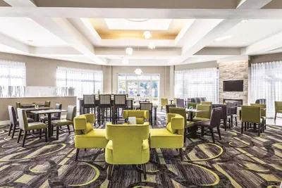 Photo 2 - La Quinta Inn & Suites by Wyndham Alexandria Airport