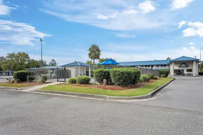 Photo 2 - Days Inn by Wyndham Valdosta I-75