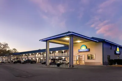 Photo 2 - Days Inn by Wyndham Valdosta I-75