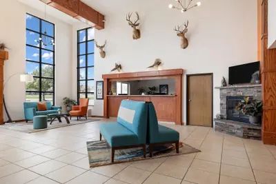Photo 4 - Howard Johnson Hotel & Suites by Wyndham Oacoma