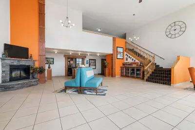 Photo 3 - Howard Johnson Hotel & Suites by Wyndham Oacoma