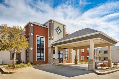 Photo 2 - Howard Johnson Hotel & Suites by Wyndham Oacoma