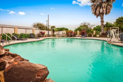 Photo 2 - SureStay Hotel by Best Western Floresville