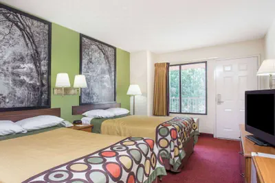 Photo 3 - Super 8 by Wyndham Lavonia