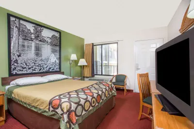 Photo 5 - Super 8 by Wyndham Lavonia