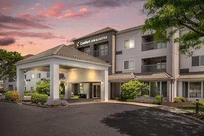 Photo 2 - Comfort Inn & Suites Bethlehem Lehigh Valley Airport