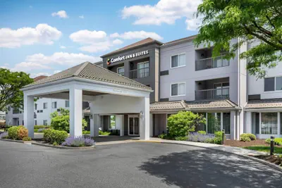 Photo 2 - Comfort Inn & Suites Bethlehem Lehigh Valley Airport