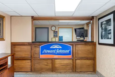 Photo 4 - Howard Johnson by Wyndham Gillette
