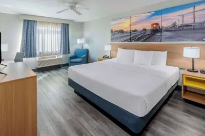 Photo 2 - Days Inn by Wyndham Lamar