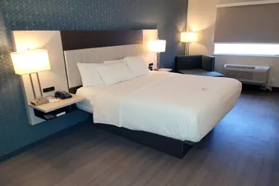 Photo 4 - La Quinta Inn & Suites by Wyndham Santa Rosa