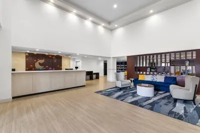 Photo 5 - Comfort Suites Austin Airport