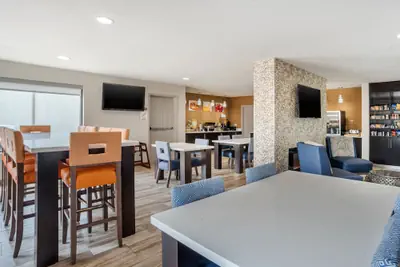 Photo 3 - Quality Suites Baton Rouge East - Denham Springs