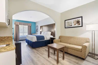 Photo 5 - Blue Water Inn & Suites, BW Signature Collection