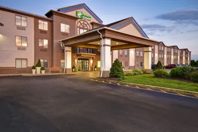 Photo 2 - Holiday Inn Express Newport North - Middletown by IHG