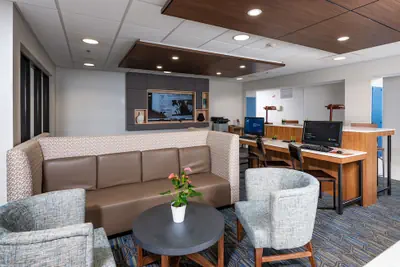 Photo 3 - Holiday Inn Express Newport North - Middletown by IHG