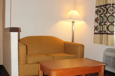Photo 4 - Super 8 by Wyndham Beaumont I-10 South/College St
