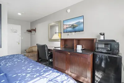 Photo 5 - Travelers Inn Medford